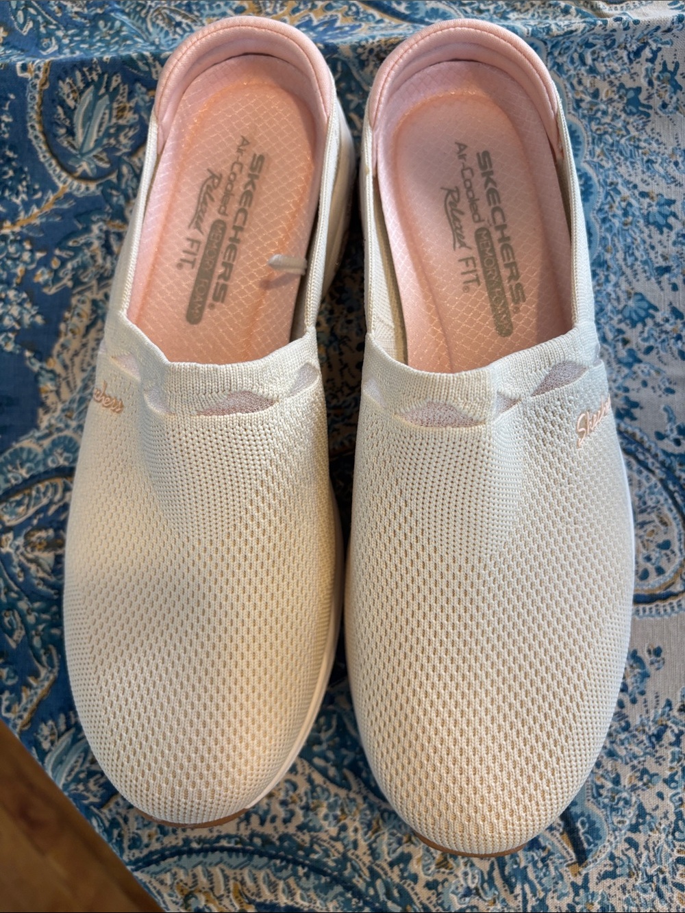 Skechers Women's Slip-On Sneakers Cream US 8 Like New